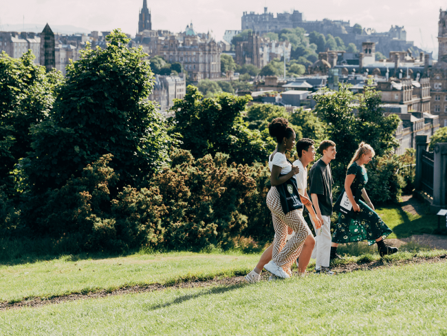 身挎iQ帆布袋的学生们，以及爱丁堡的繁茂美景。
